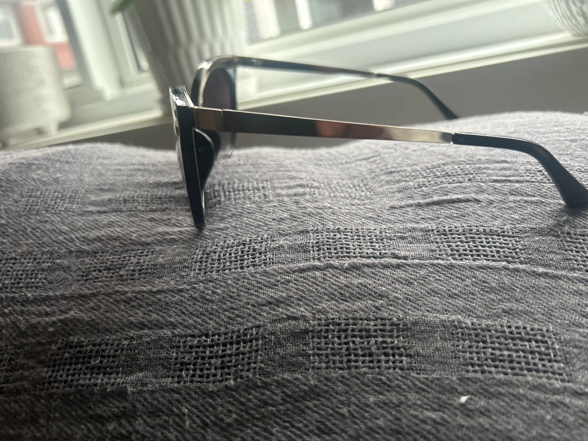 Black Cat-Eye Sunglasses - photo 2