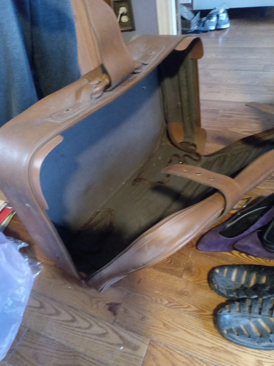 Assorted Vintage and Modern Luggage Pieces - photo 3