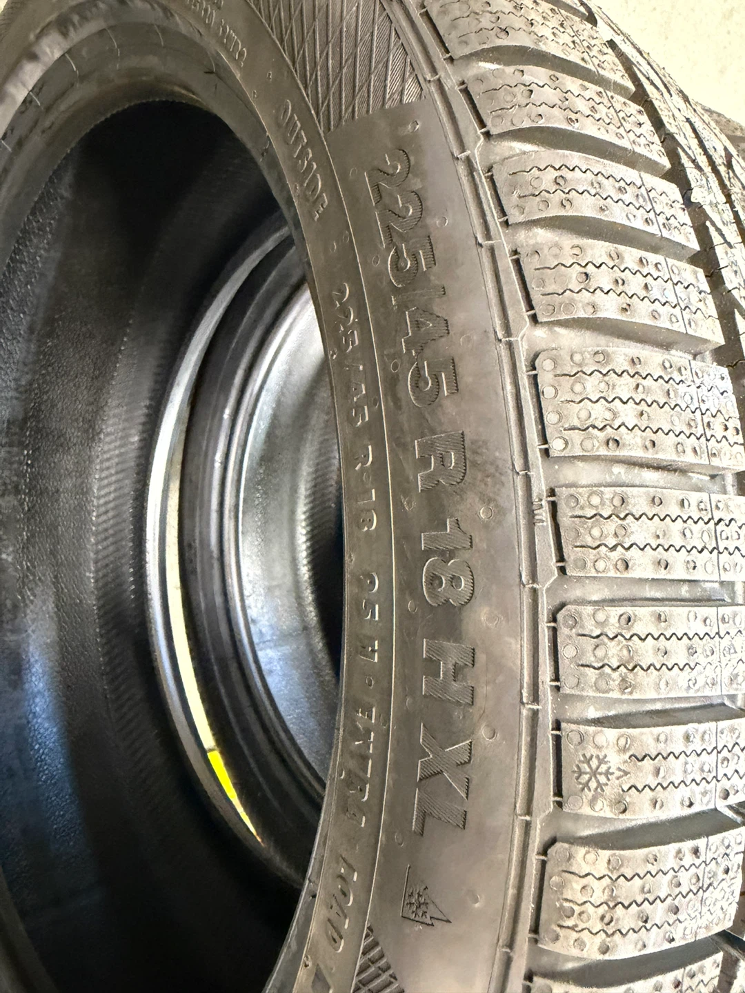 2 brand new winter tires 225/45r18