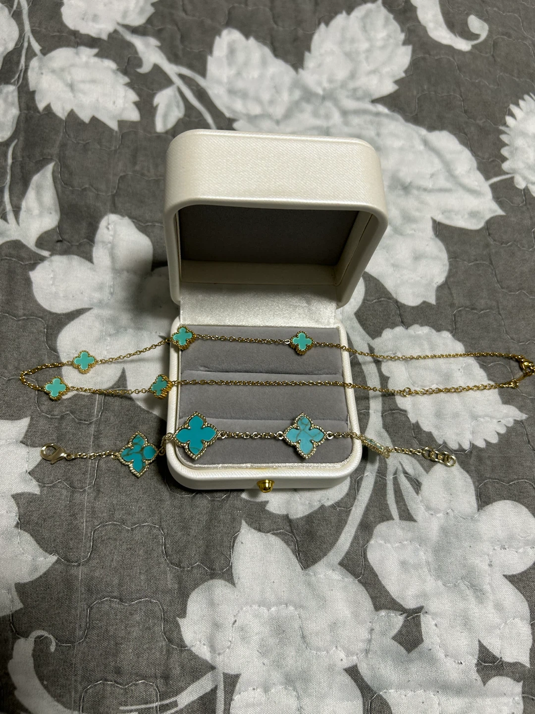 Clover motif chain necklace