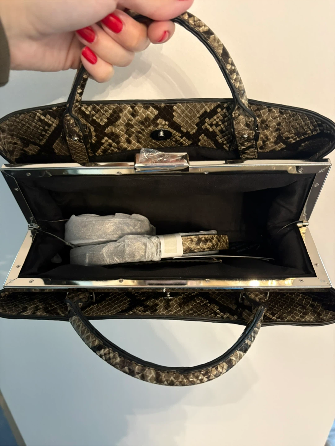 MOVING!  Need quick pick up! New BCBG Snakeskin Pattern Handbag - photo 3