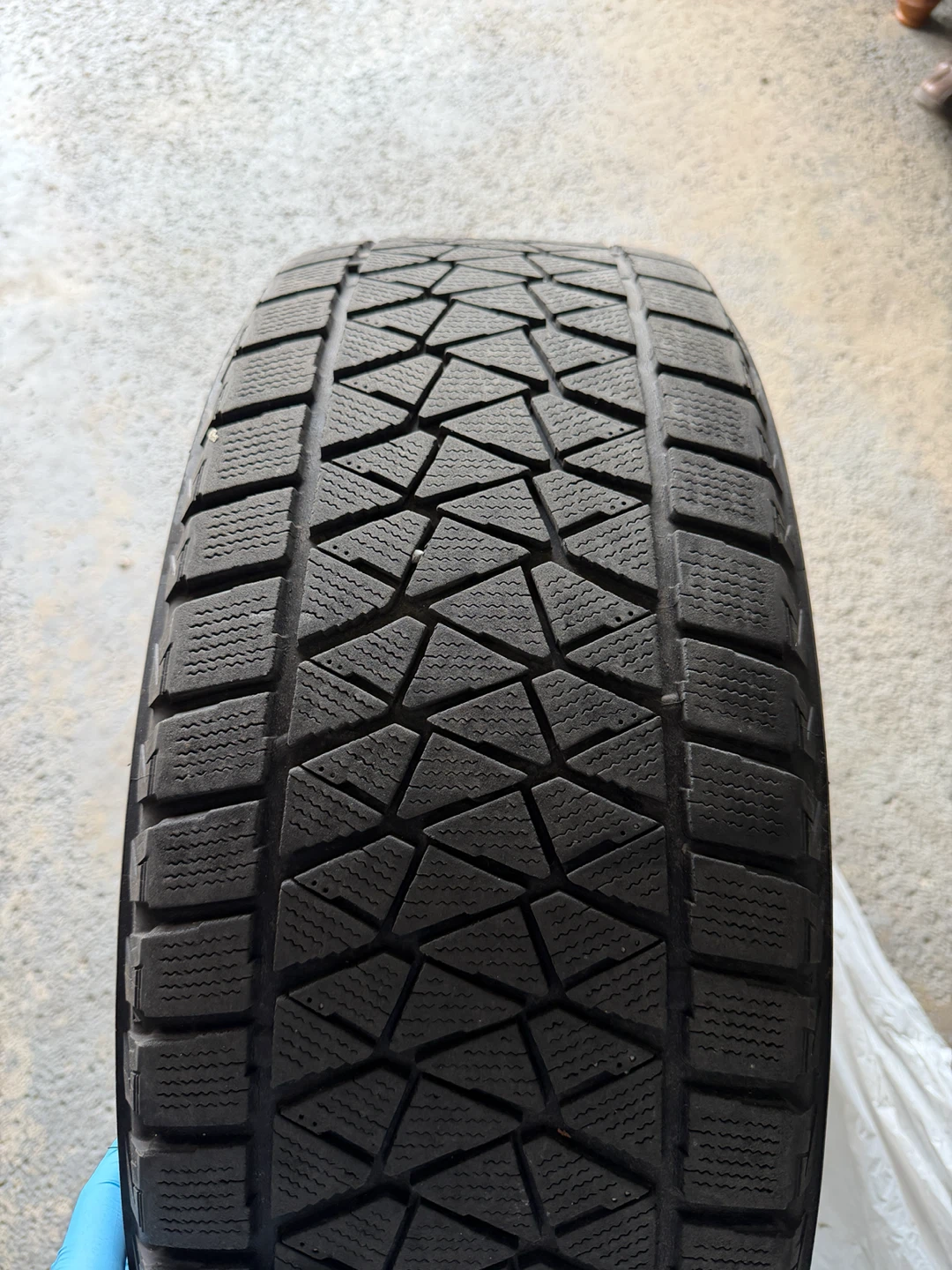 Bridgestone Blizzak DM-V2 Winter Tire 245/60R18