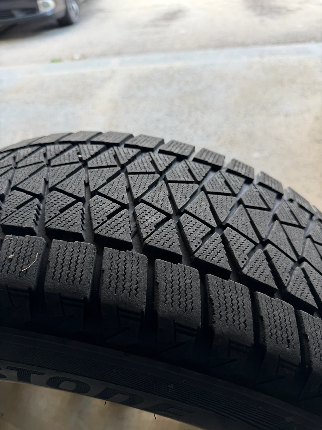 Bridgestone Blizzak DM-V2 Winter Tire 245/60R18 - photo 2