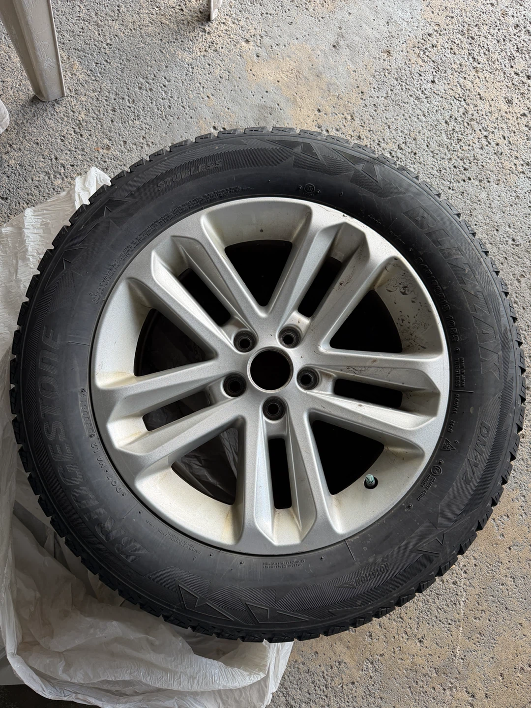 Bridgestone Blizzak DM-V2 Winter Tire 245/60R18 - photo 3