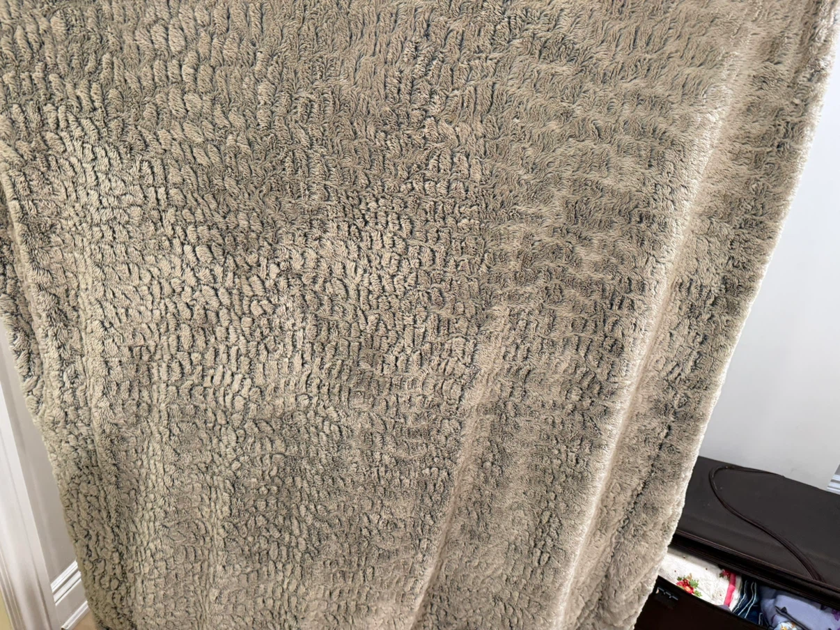 Faux Fur Textured Throw Blanket - photo 2