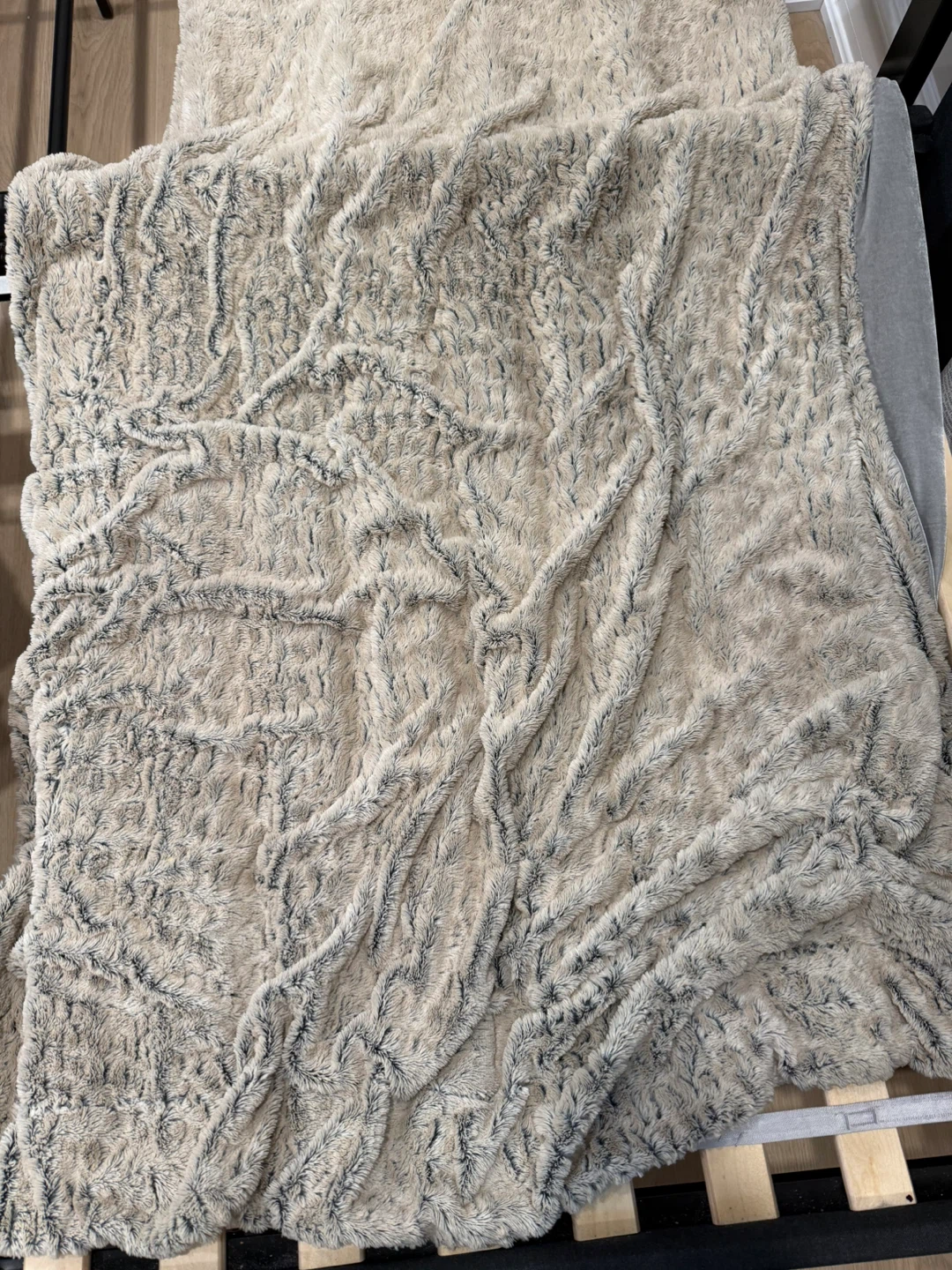 Faux Fur Textured Throw Blanket - photo 3