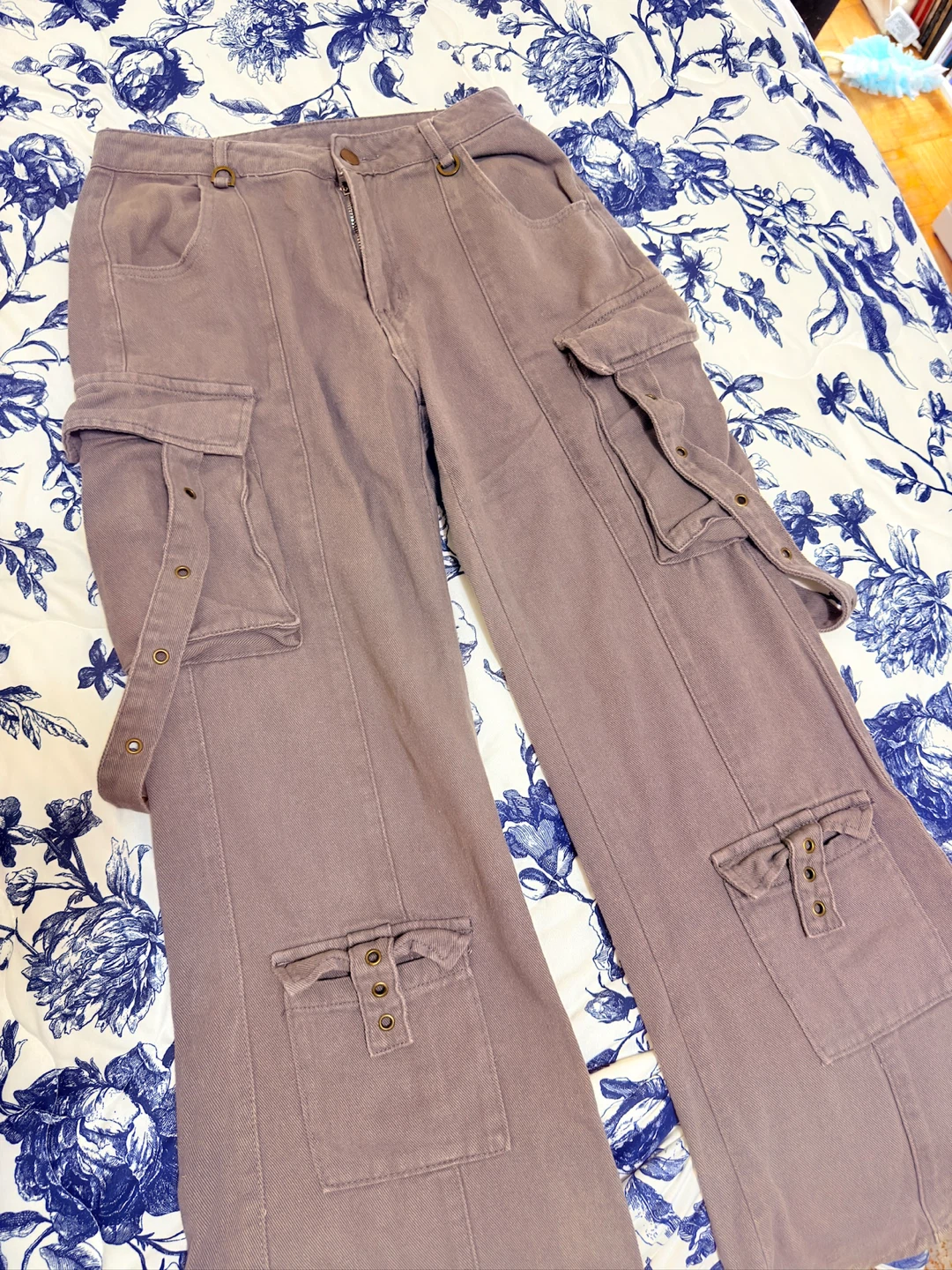 Grey cargo pants with multiple pockets - photo 3