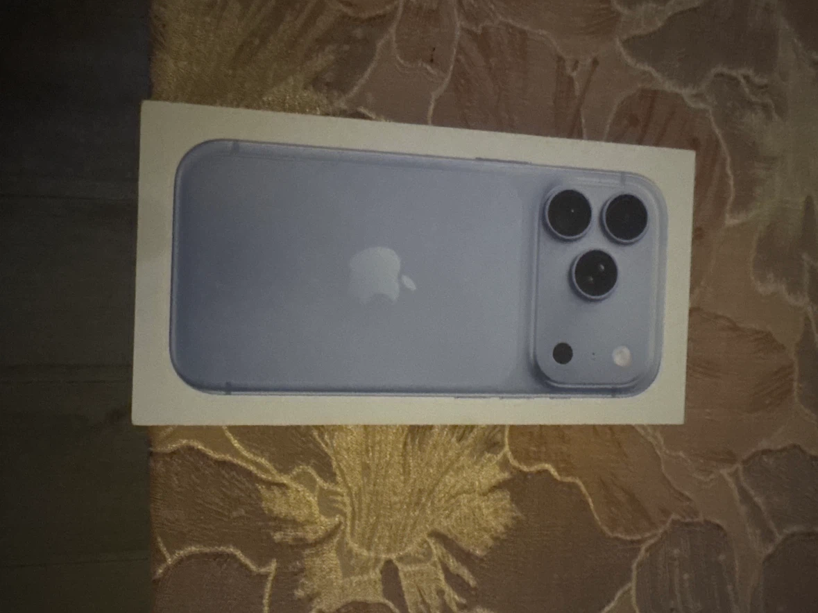 Apple iPhone 18 pro 512gb Glacier colour.