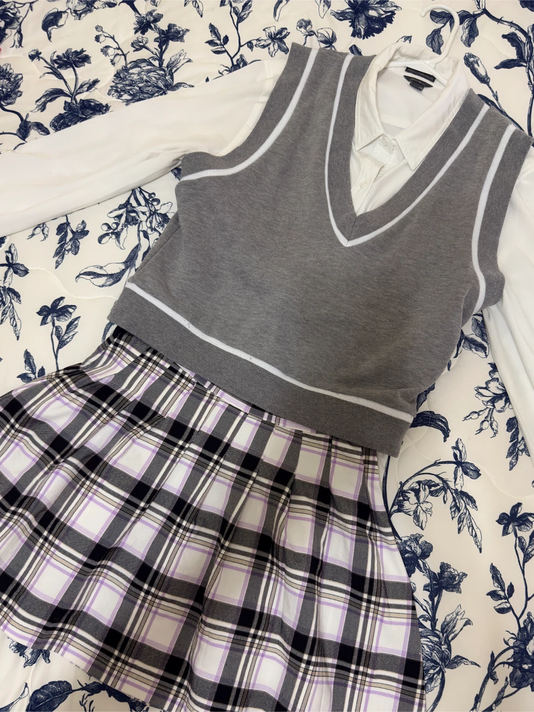 MULTIPLE PIECES Grey V-neck sweater vest and Skirt - photo 4