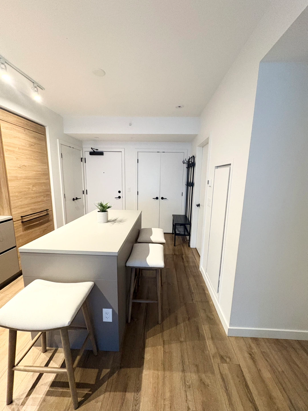 FURNISHED 1B/1BA MODERN CONDO- IN THE HEART OF SURREY CENTRAL