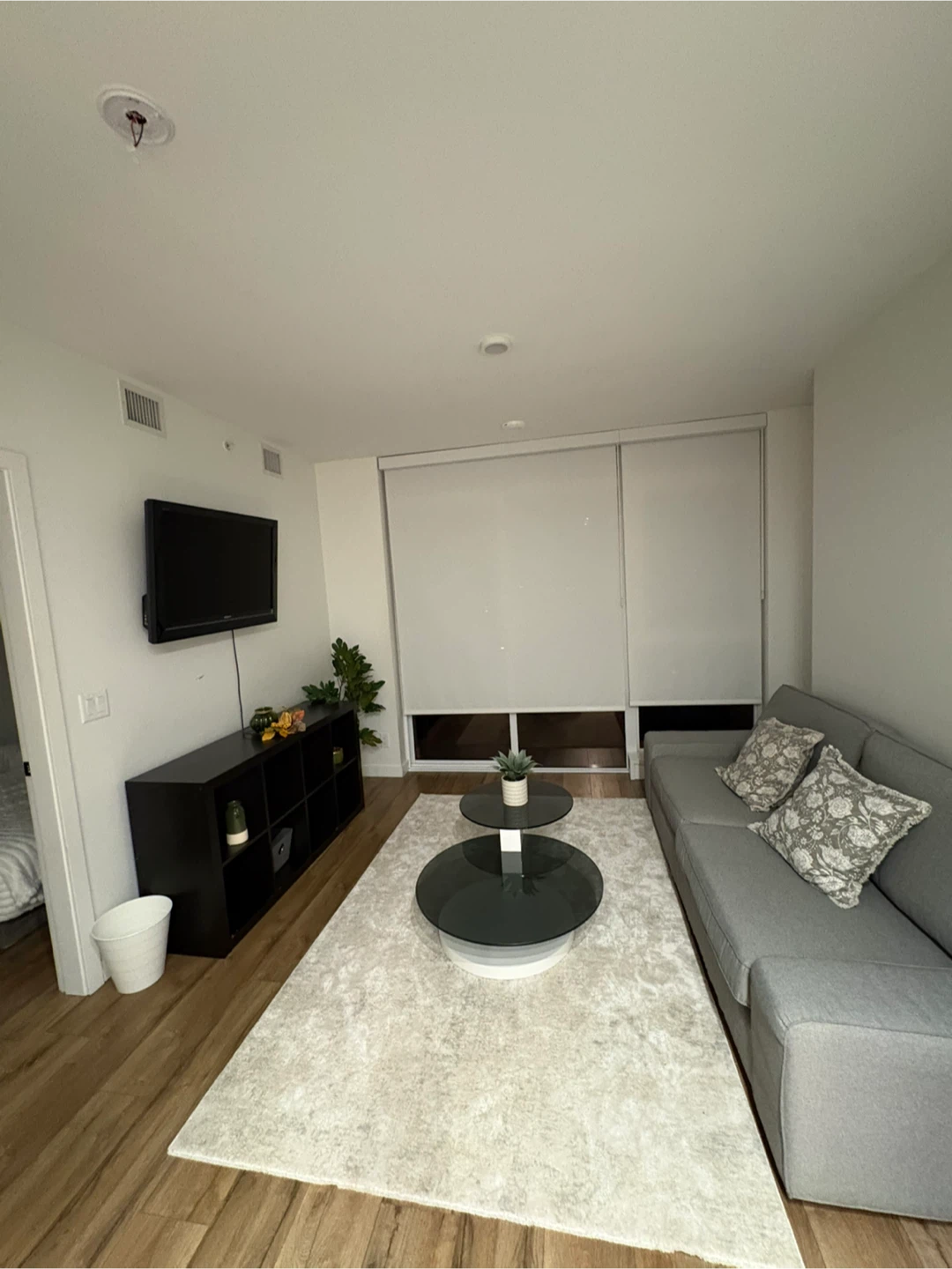 FURNISHED 1B/1BA MODERN CONDO- IN THE HEART OF SURREY CENTRAL - photo 2