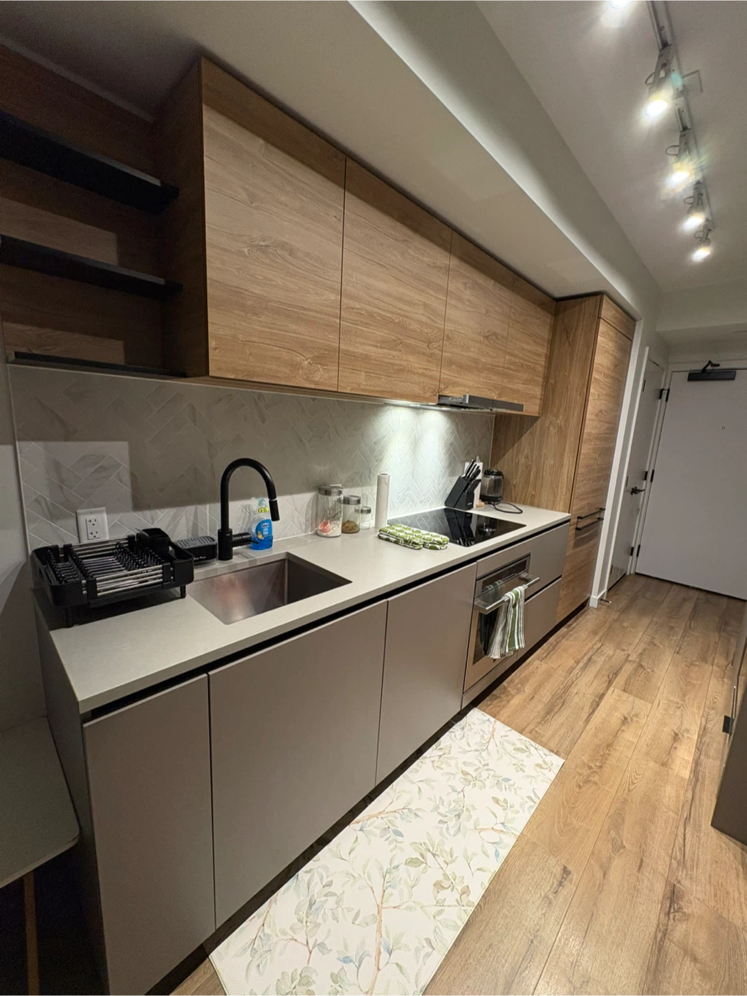 FURNISHED 1B/1BA MODERN CONDO- IN THE HEART OF SURREY CENTRAL - photo 3
