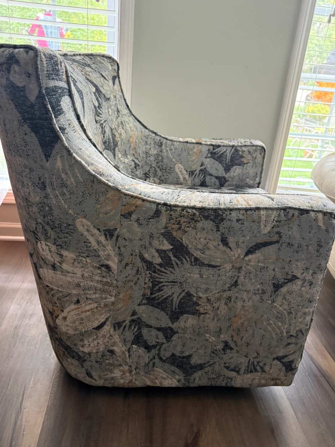Floral Print Swivel Chair - photo 2