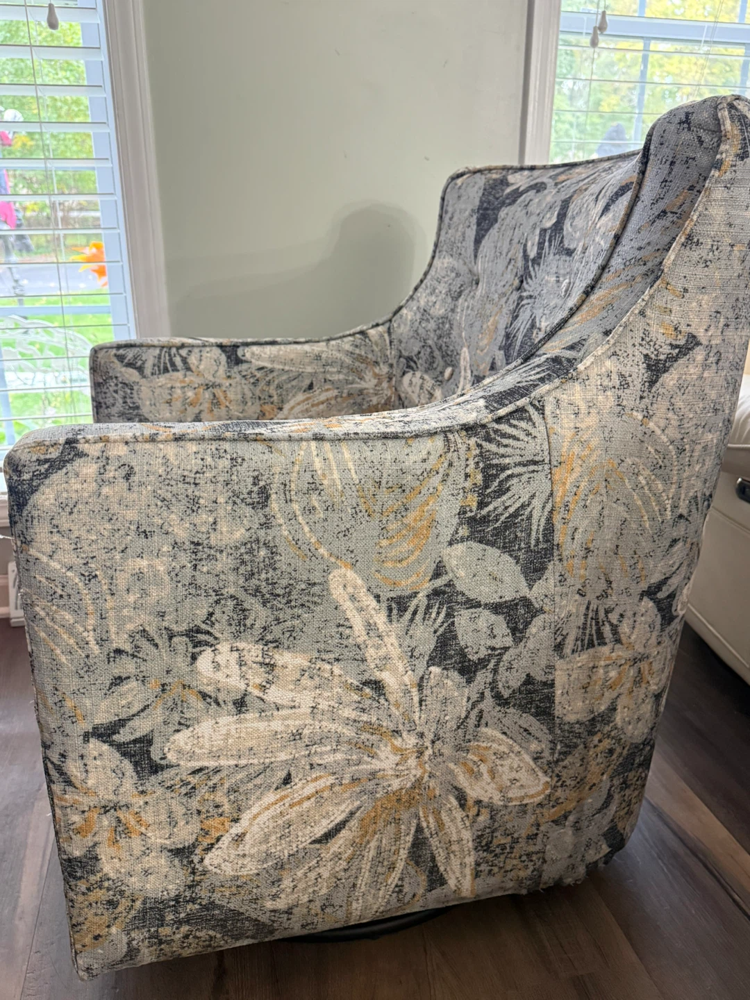 Floral Print Swivel Chair - photo 3