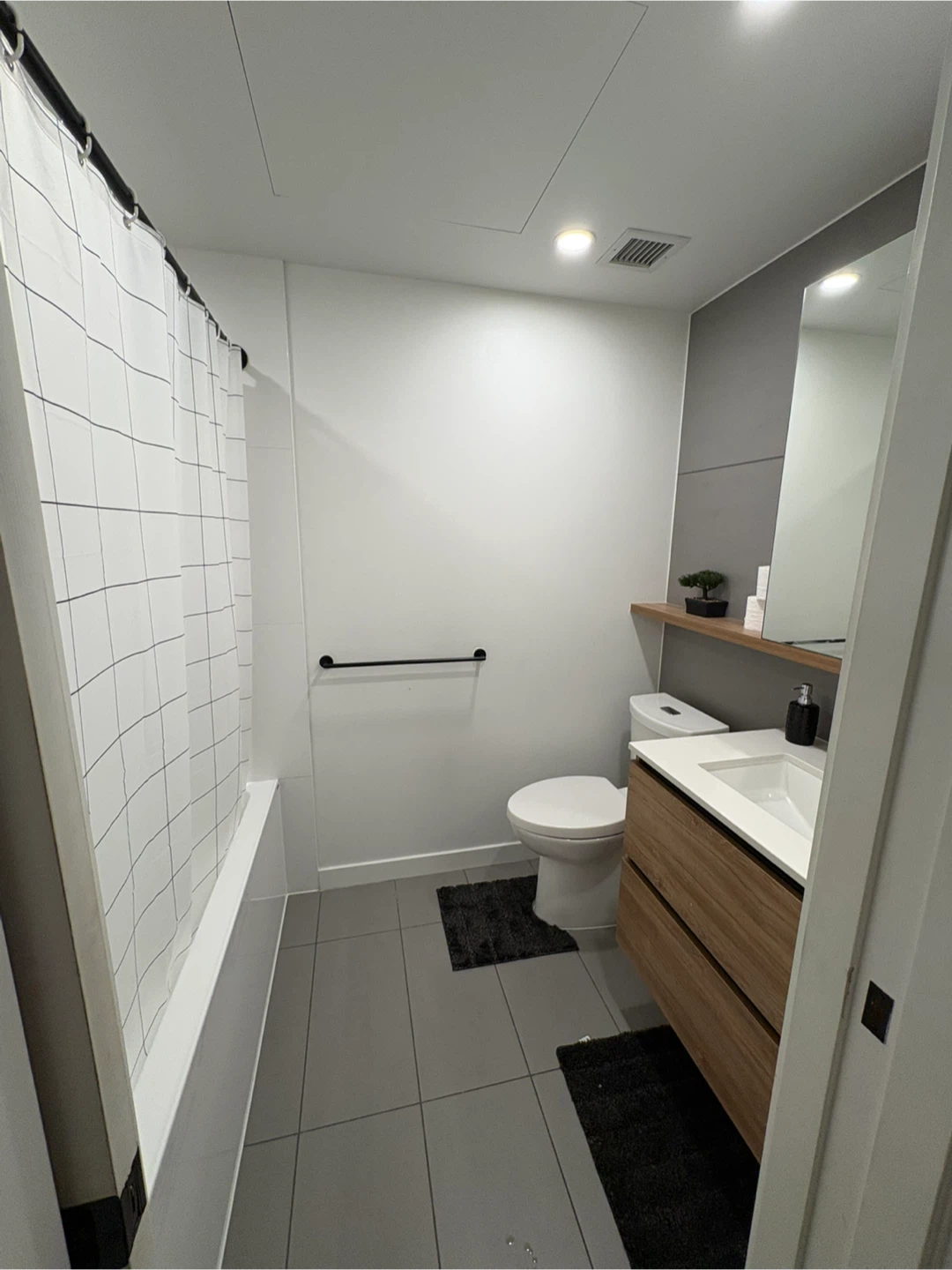 FURNISHED 1B/1BA MODERN CONDO- IN THE HEART OF SURREY CENTRAL - photo 5