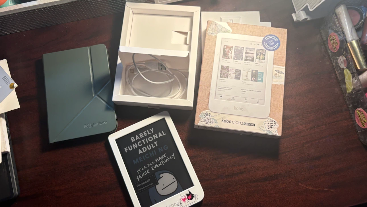 Rakuten Kobo Clara Colour eReader with box and cable