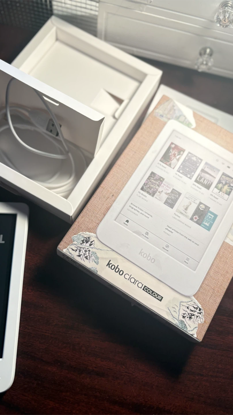 Rakuten Kobo Clara Colour eReader with box and cable - photo 2