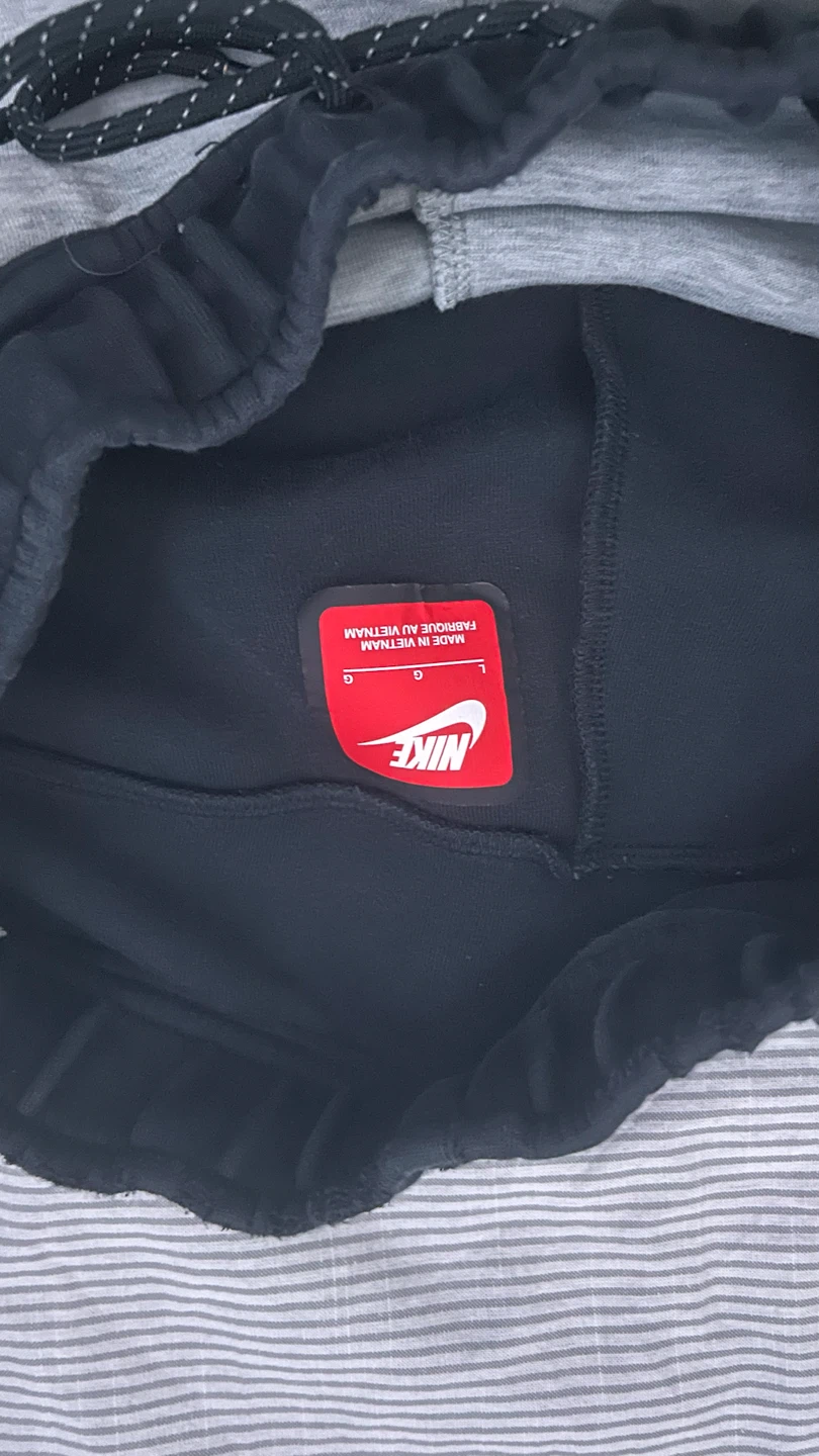 Nike Tech sweatpants kids large - photo 2