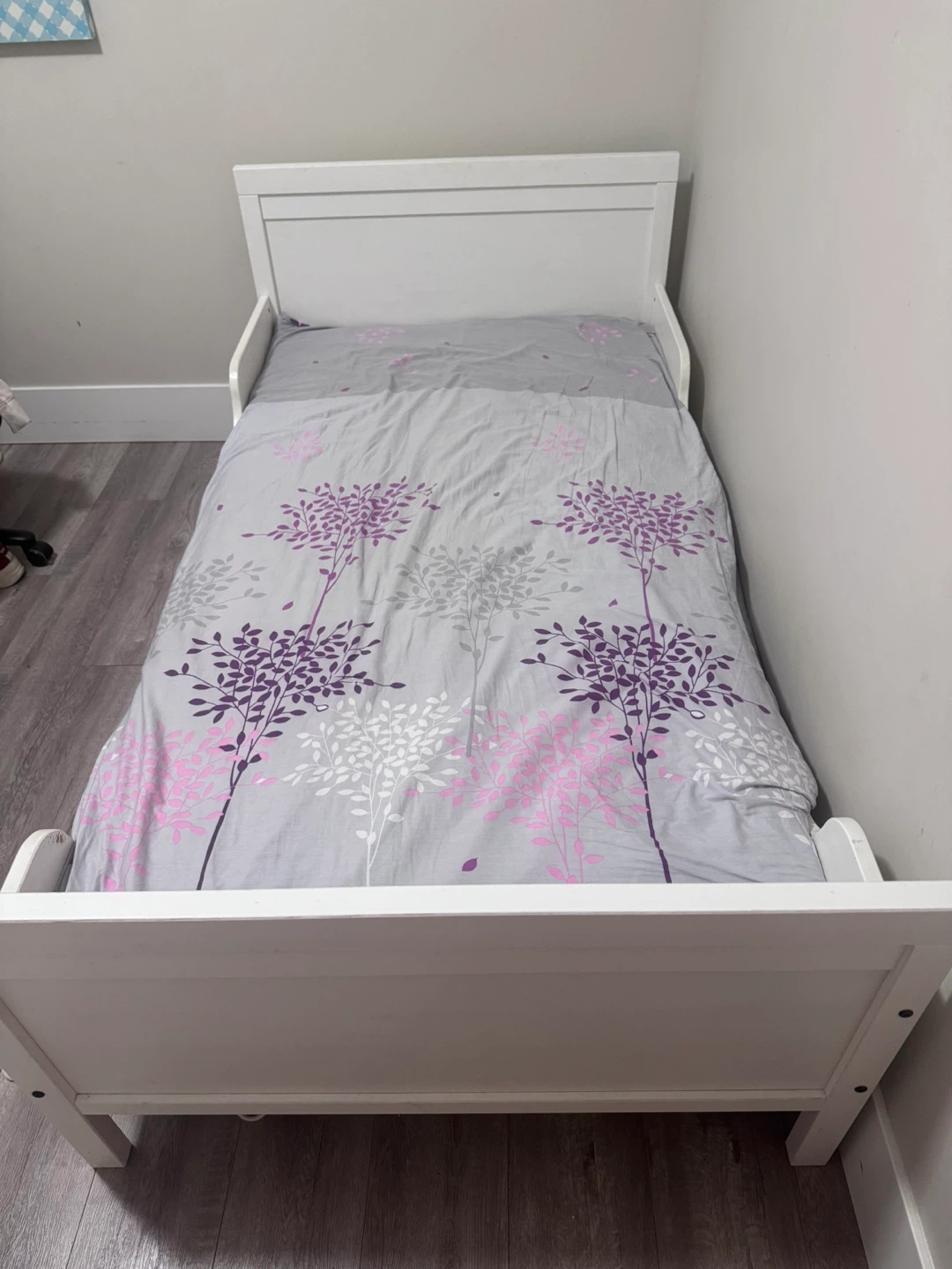 IKEA SUNDVIK White single Bed Frame with mattress