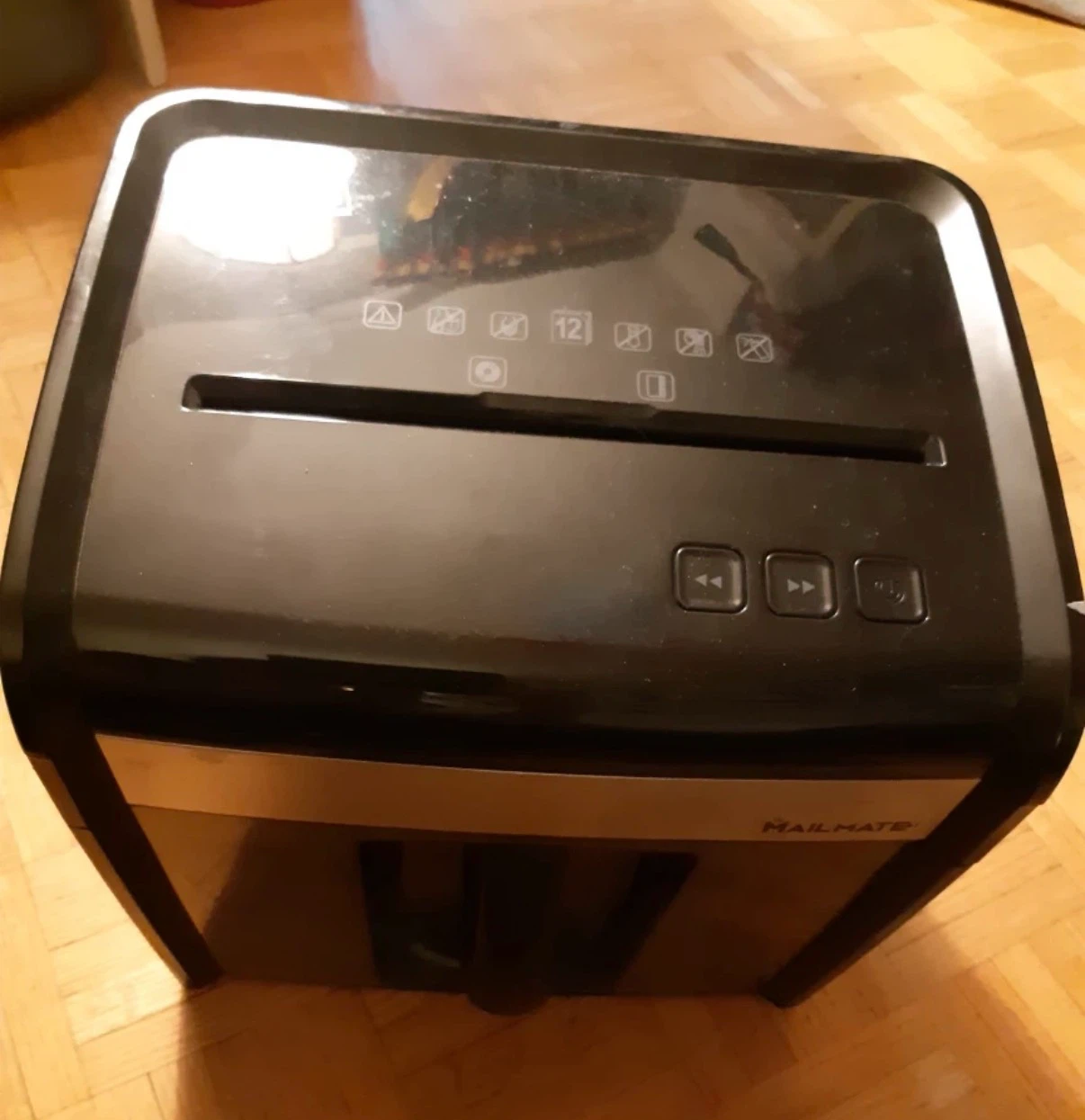 Staples Mailmate: 12 Sheet Cross Cut Paper shredder