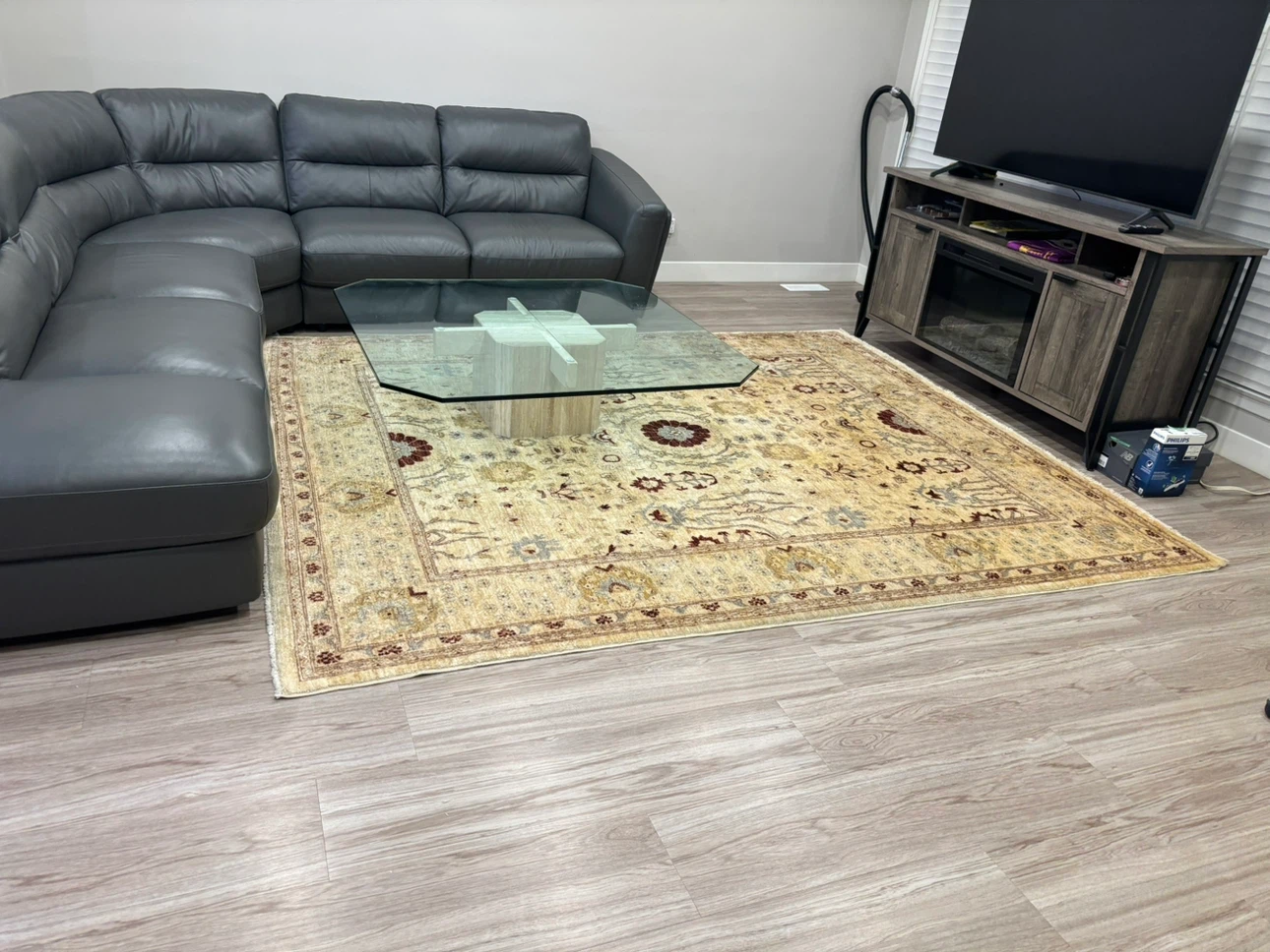 Traditional Persian-style area rug - photo 5