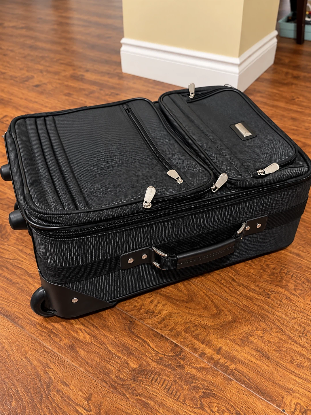 Millennium Traveller black carry-on suitcase 35$ - photo 3