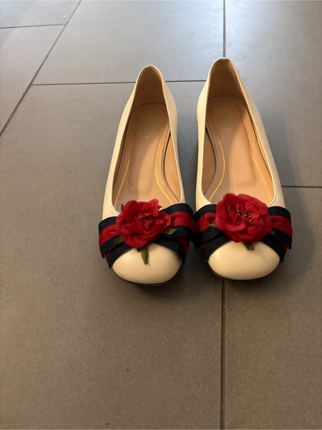 Gucci White Leather Flats with Bow Size 38
