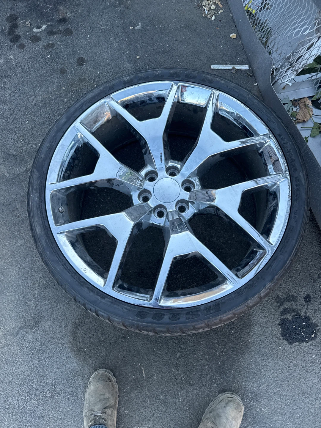 Chrome Alloy Wheel with Tire 305/30R26