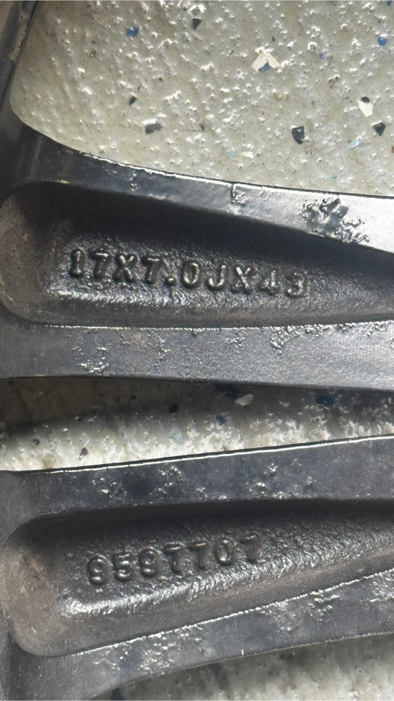 17-inch OEM aluminum wheel rim for the Chevrolet Equinox - photo 3