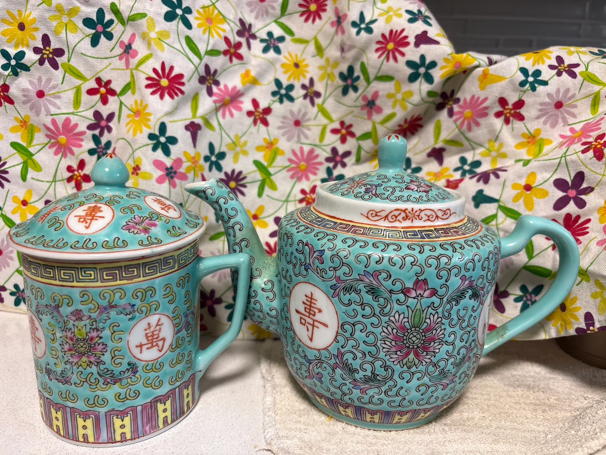 Chinese Porcelain Teapot and Tea Cup Set