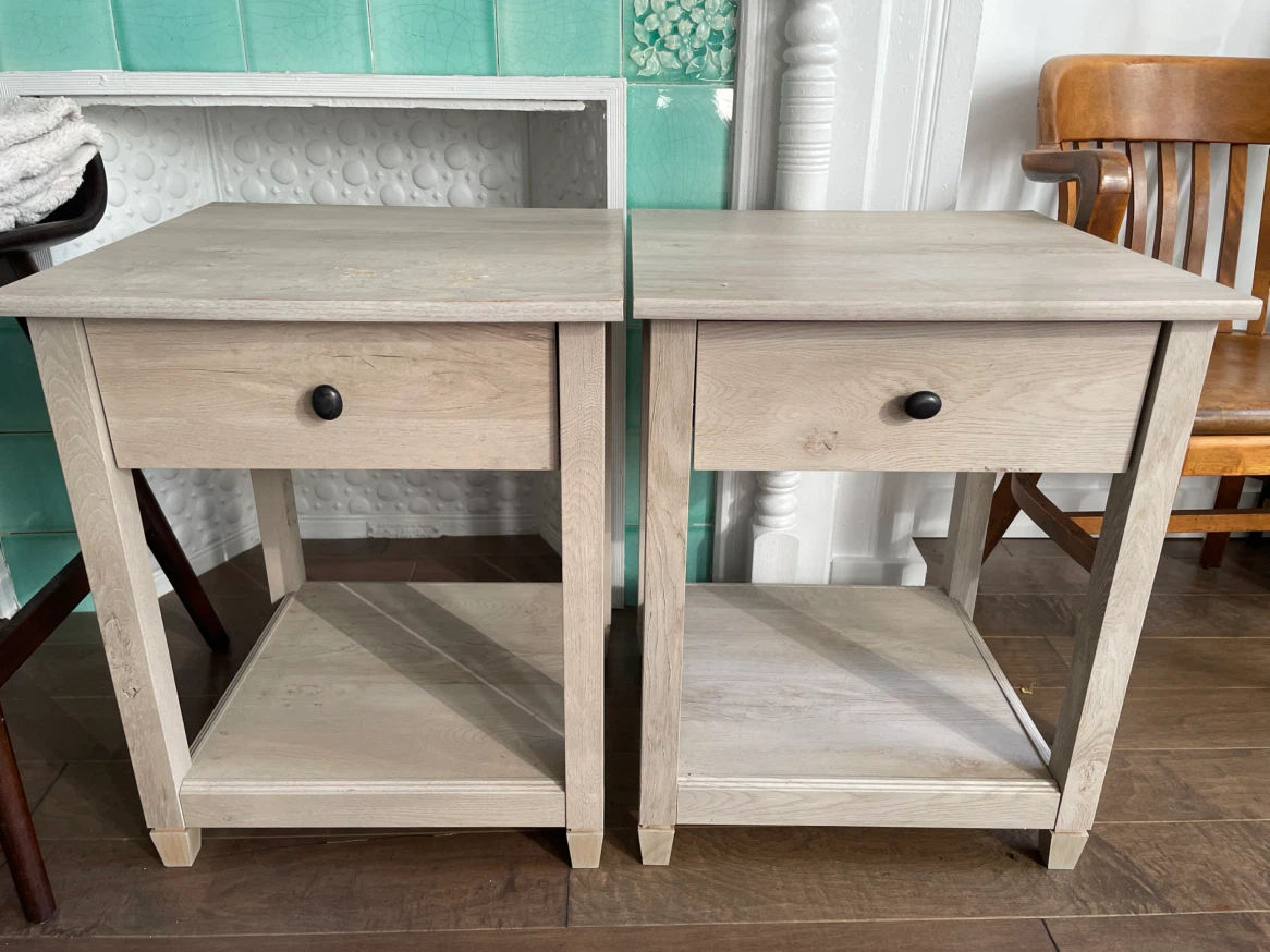 Set of Two Wood-Grain Nightstands