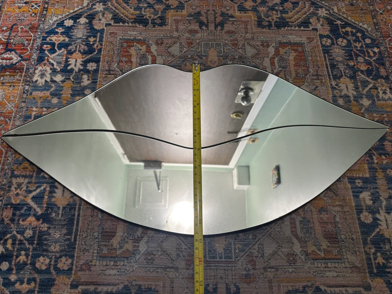 Lip shaped wall mirror - photo 3