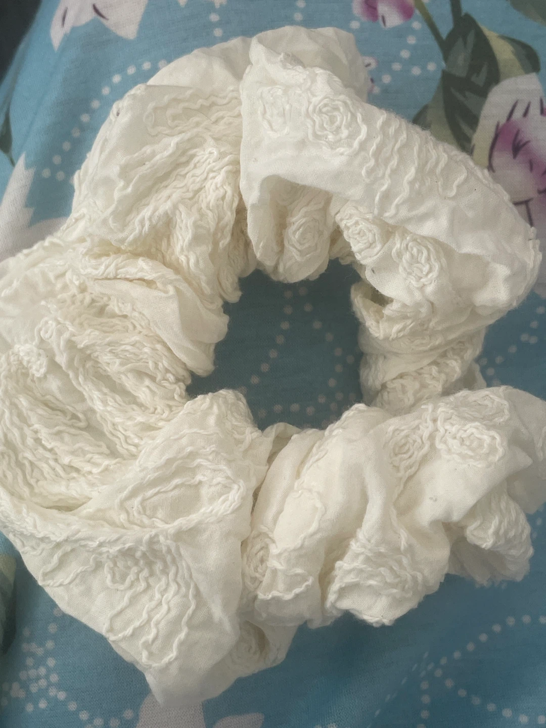White Embroidered Fabric Scrunchie - photo 2