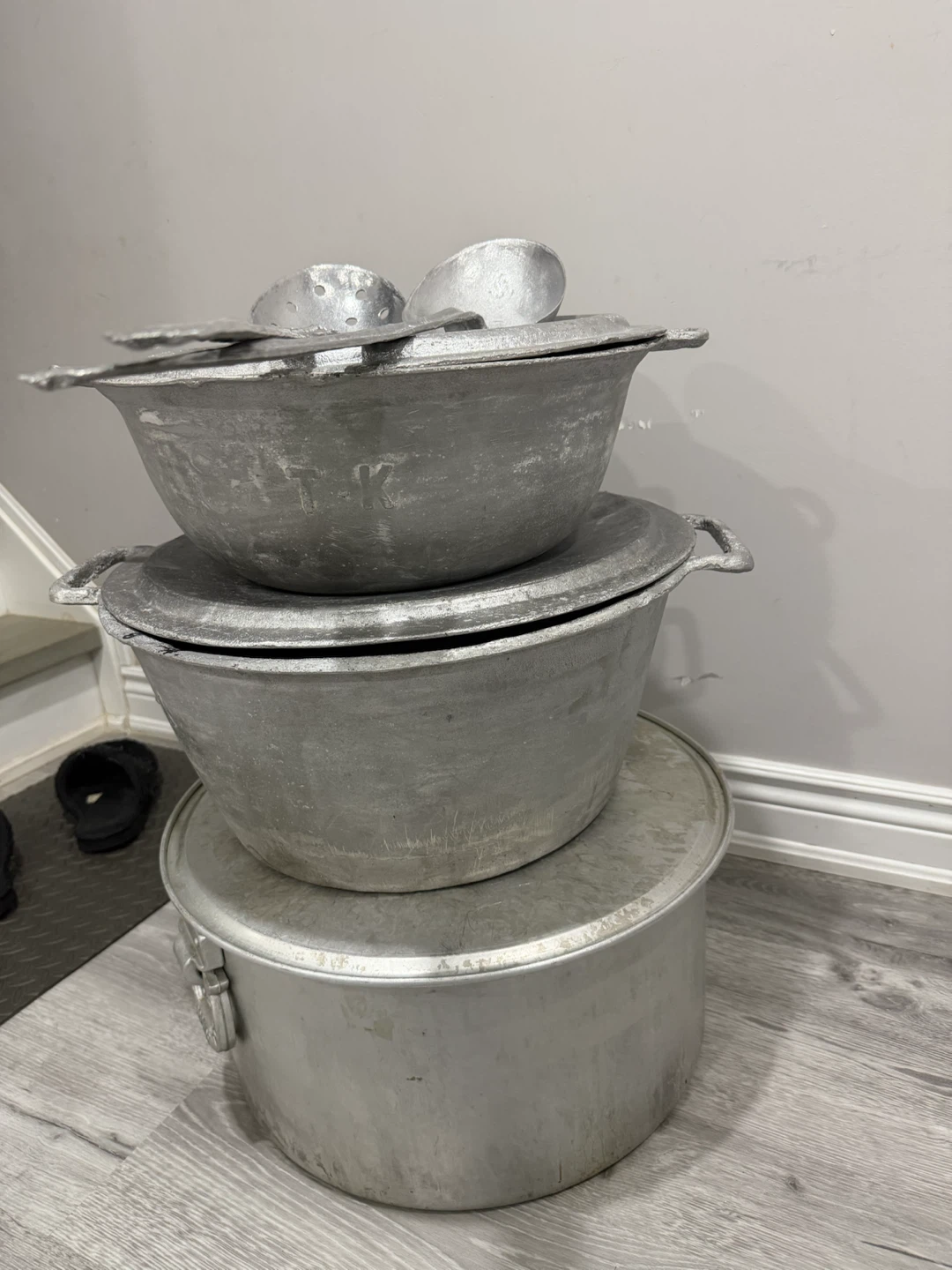 Set of 3 Aluminum Pots with Lids and Ladles