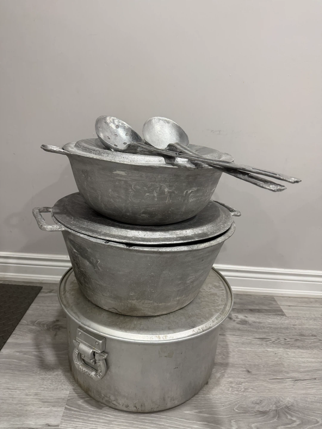Set of 3 Aluminum Pots with Lids and Ladles - photo 2