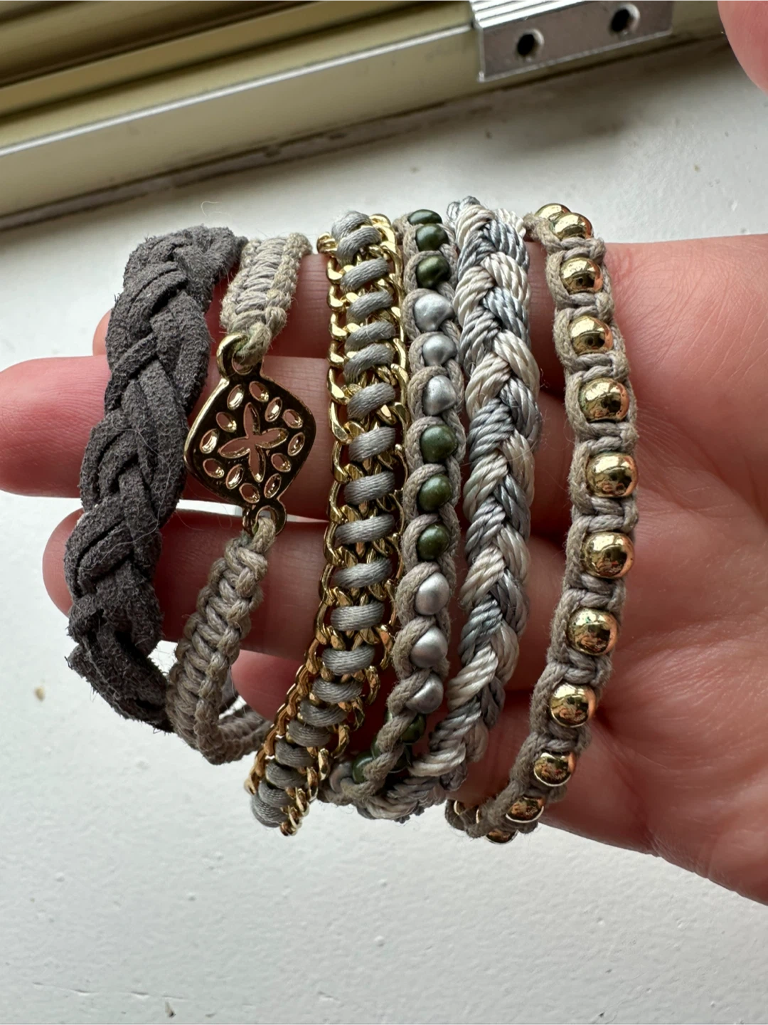 Magnetic woven and beaded bracelet