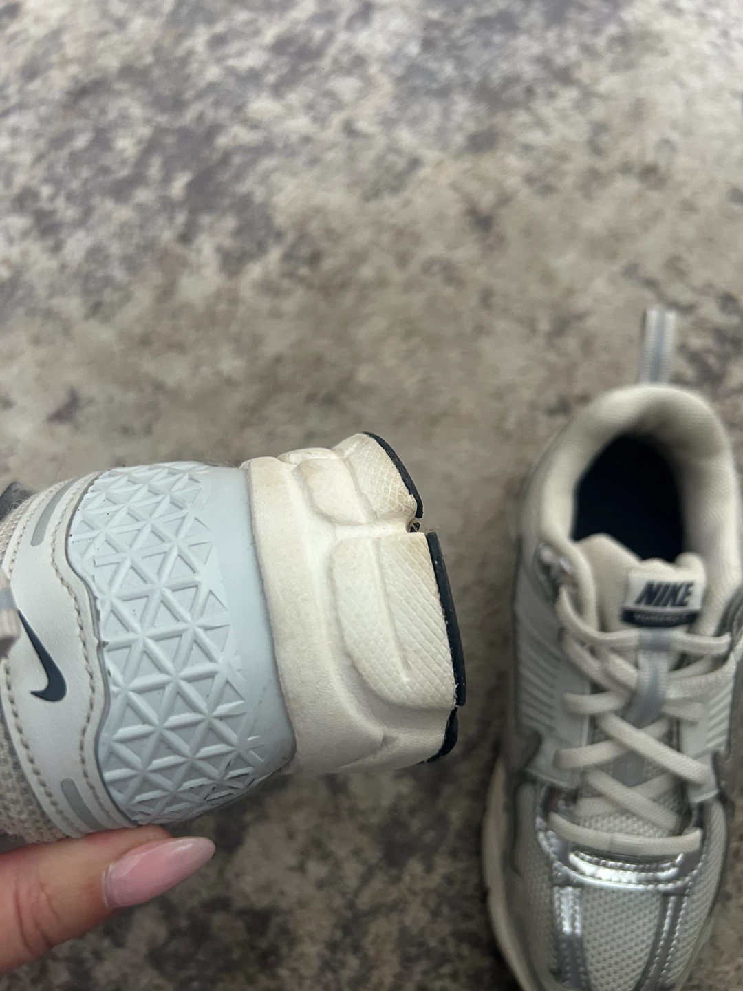 Nike Vomero 5 Sneakers - Size 3Y - photo 4