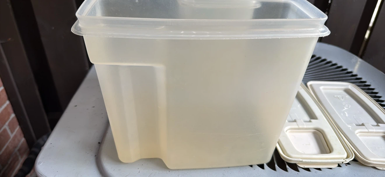 Rubbermaid storage containers - photo 3