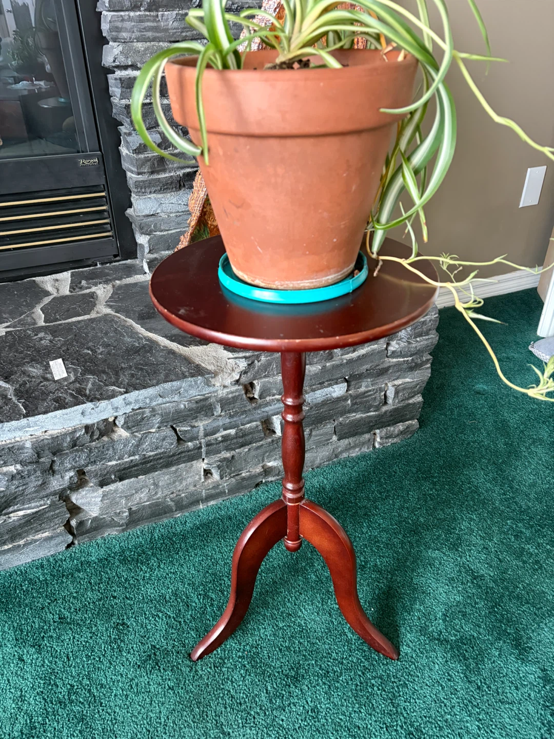 Traditional Wooden Pedestal Accent Table - photo 2