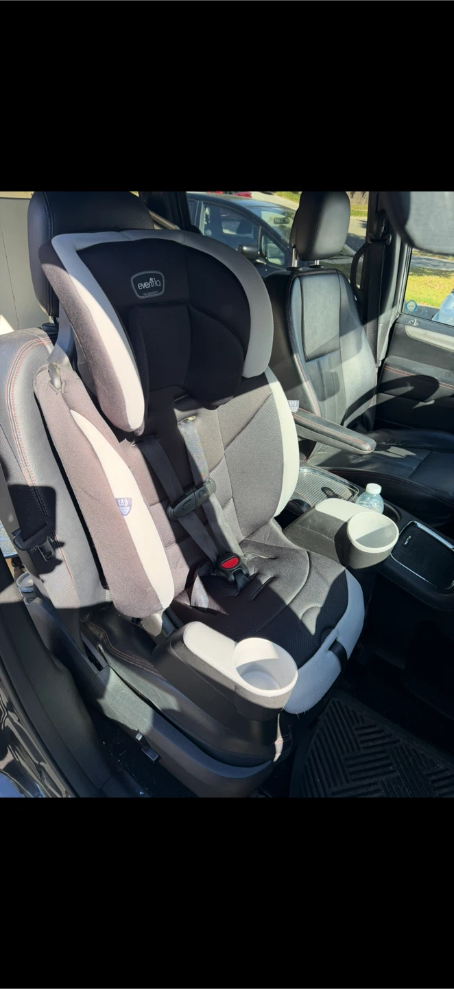 Evenflo Car Seat-Expires: 2028, October 2 - photo 2
