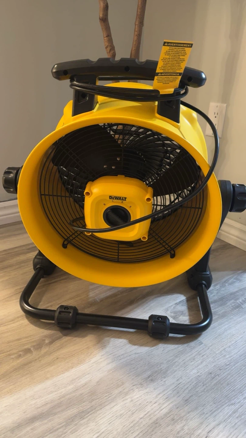Excellent Condition DEWALT 16” Floor Fan – 4,000 CFM - photo 2