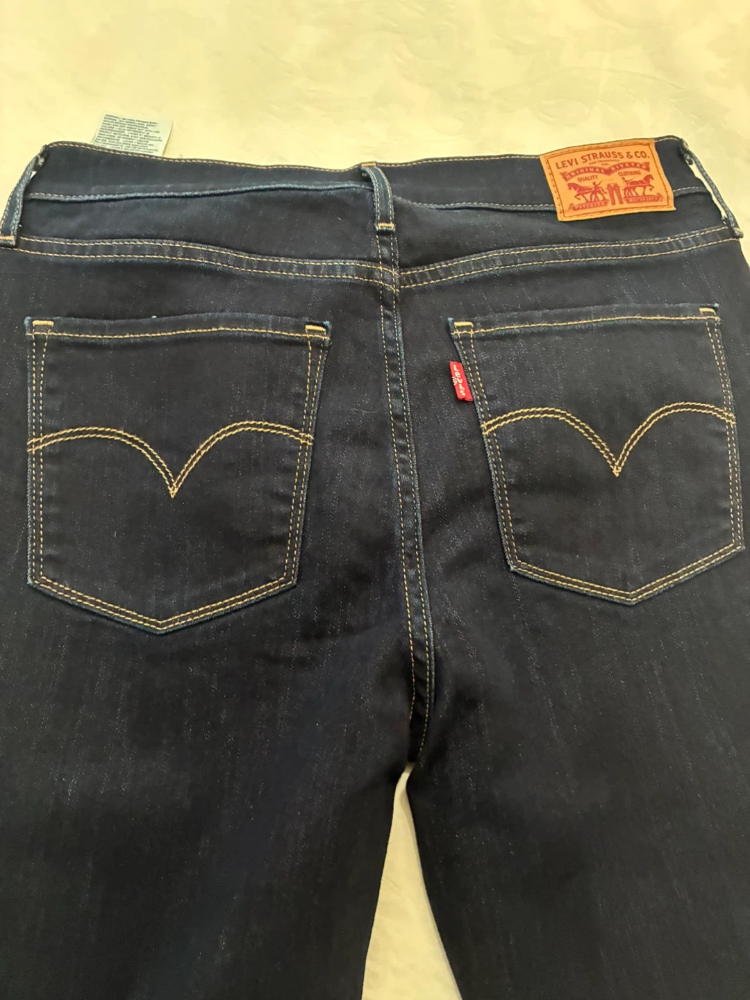 NEW with TAG Ladies LEVI slim cut jeans