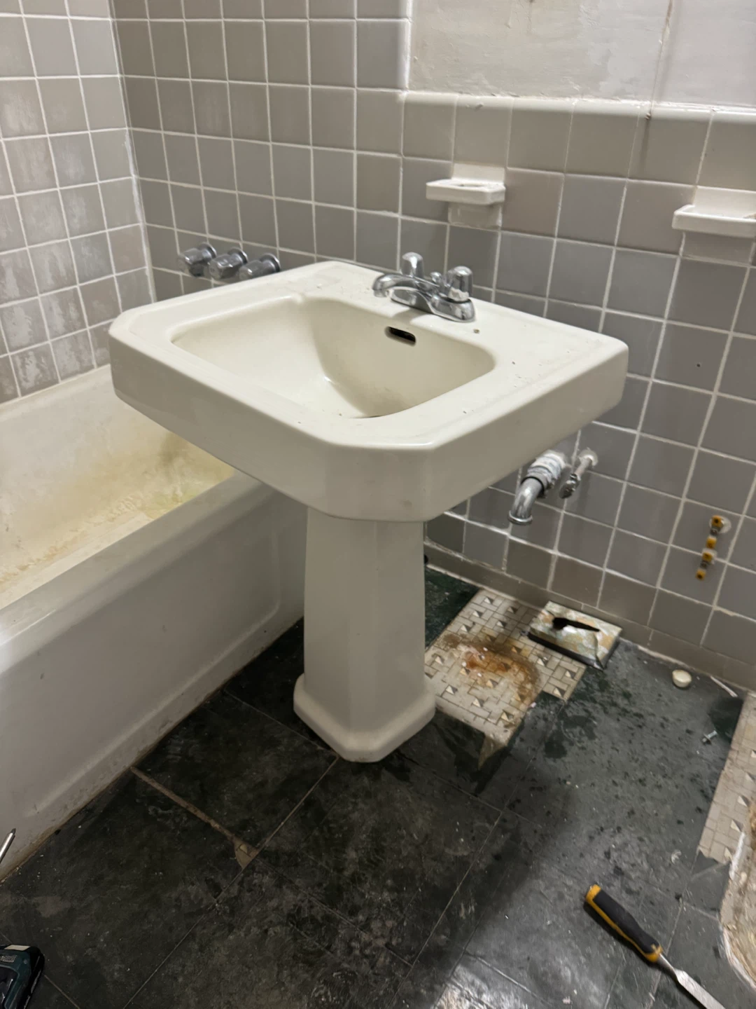 Vintage 24” White Pedestal Bathroom Sink with Faucet - photo 2