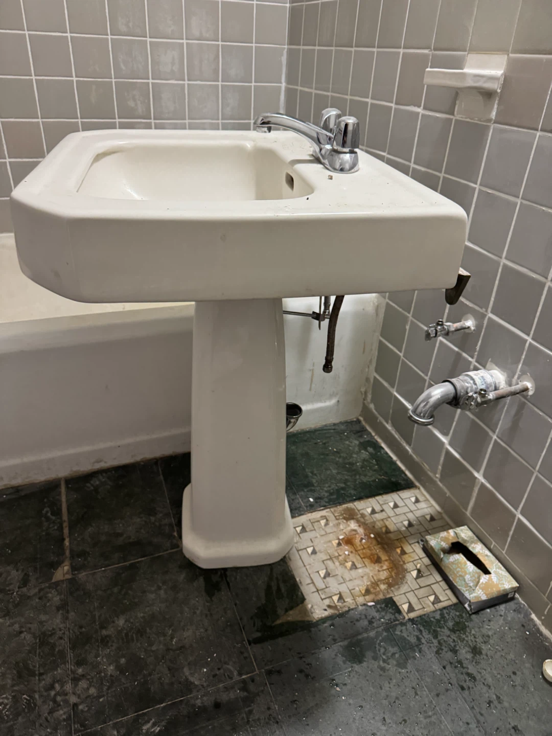 Vintage 24” White Pedestal Bathroom Sink with Faucet - photo 3