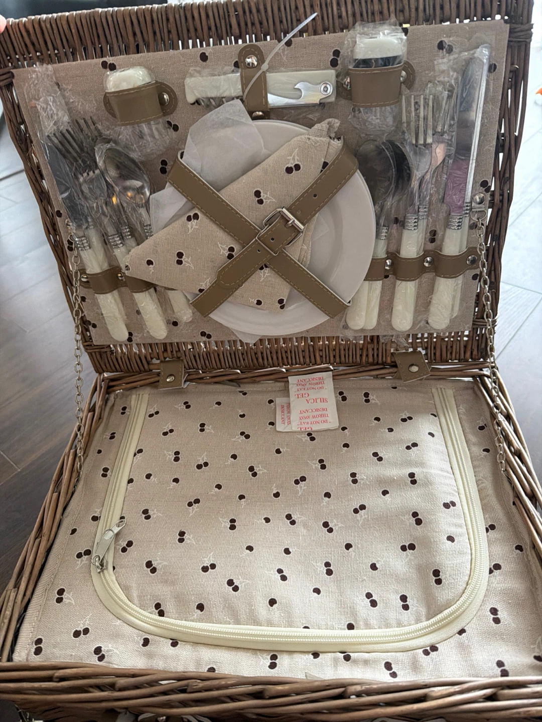 Complete 4-Person Wicker Picnic Basket Set (Brand New) - photo 2