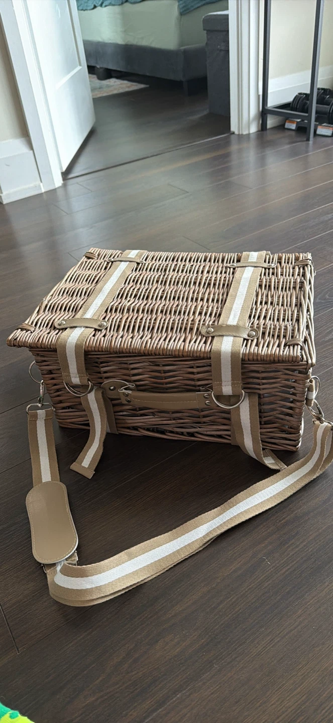 Complete 4-Person Wicker Picnic Basket Set (Brand New) - photo 3