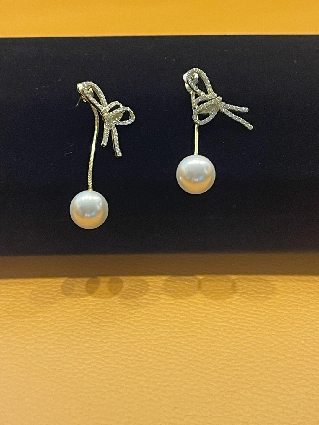 Crystal bow and pearl drop earrings - photo 3