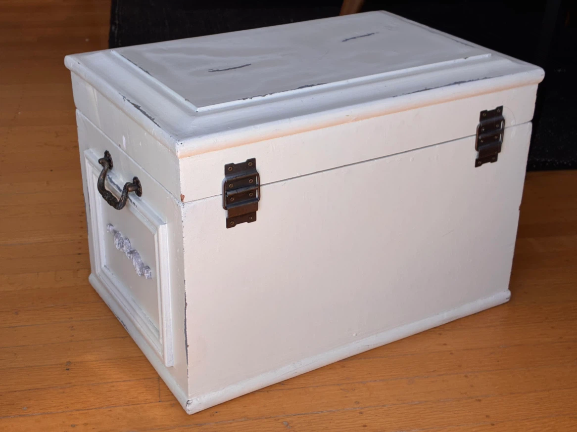 Shabby chic small storage trunk - photo 3