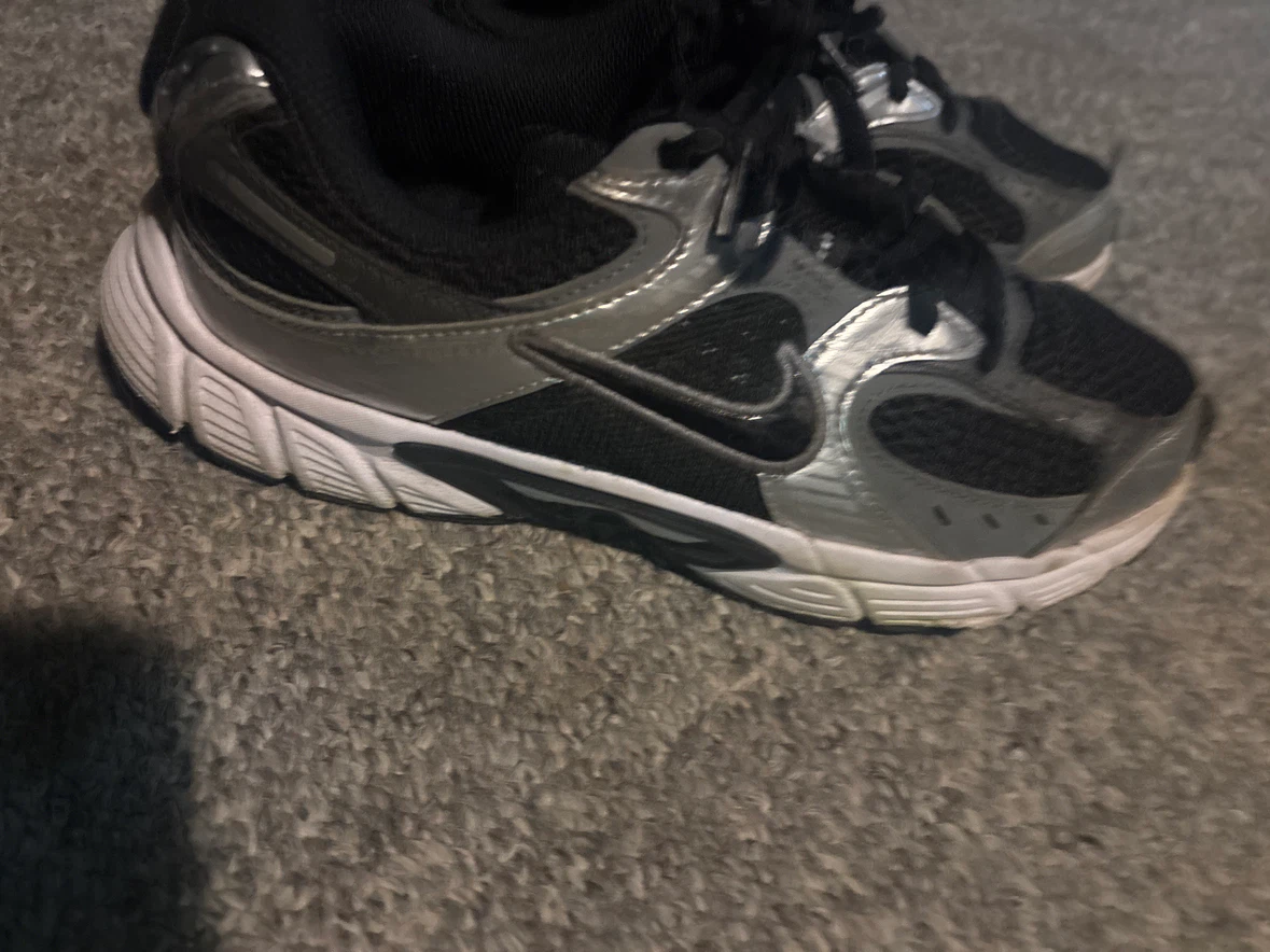 Nike Black and Silver Running Shoes size 5.5 - photo 2