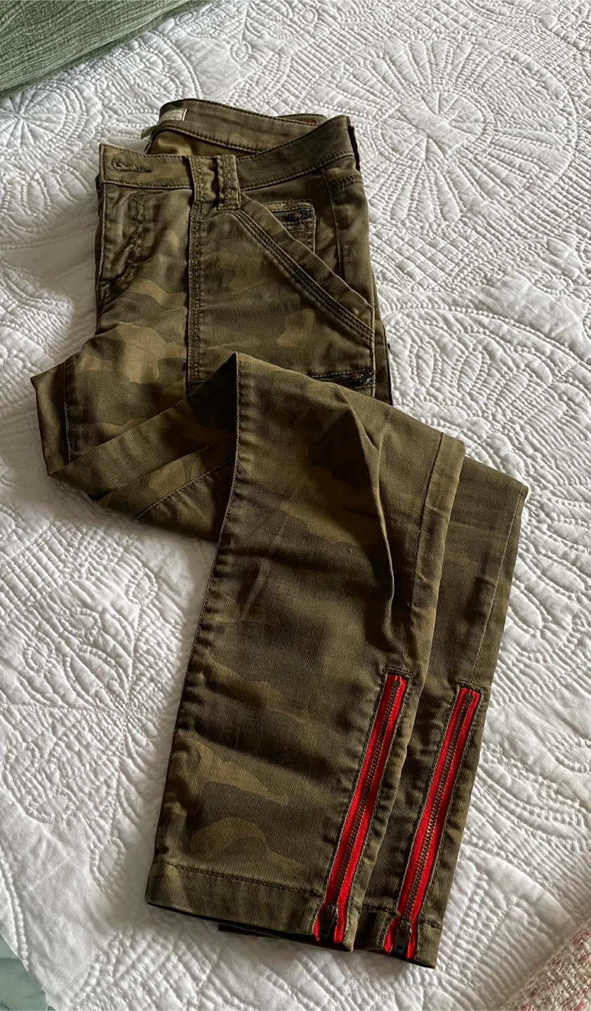 UK brand Joie Jeans Camo Cargo Pants Size 26 - photo 3